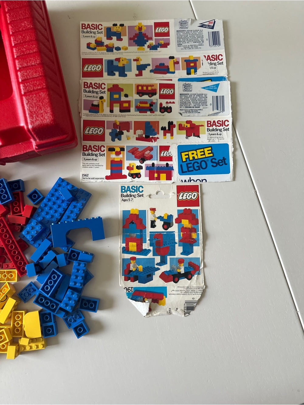 Vintage LEGO Basic Building Set in Red Case Manuals Booklets & Mixed Pieces - Picture 4 of 11